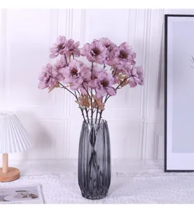 Künstlicher Pfingstrosen Seidenblumenstrauß mit grauer gerippter Glasvase für Heimdekoration Hochzeit