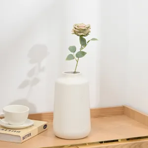 Künstliche Rosenblüte Dekoration Keramikvase Detailansicht Tischdeko Foto Requisite
