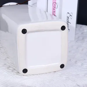 Jarrón de cerámica blanca nórdica minimalista decorativo con almohadillas antideslizantes.
