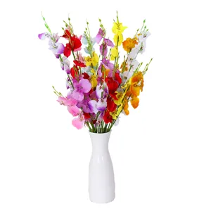 Bouquet di fiori di orchidea ballerina artificiale con vaso in ceramica bianca per casa.