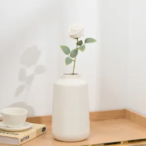 Künstliche weiße Rose in Keramikvase Detailansicht, ideale Tischdekoration und Fotorequisite.