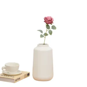 Künstliche rosa Rose mit weiße Keramik Vase, moderne Tischdekoration Fotografie Requisite