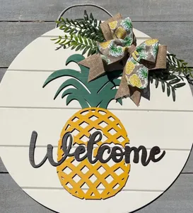 Rustikales Holz-Ananas-Türschild mit Willkommens-Text und Schleife für Haustürdeko.