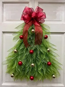 Handgemachter Netz-Weihnachtsbaum-Tuerkranz mit roter Schleife und Kugeln fuer Feiertage.