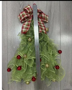 Weihnachtsbaum Hängende Dekoration mit roter Schleife und Kugeln, ca 55cm Höhe.