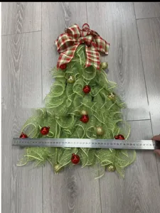 Detailansicht des künstlichen Weihnachtsbaum-Kranzes mit Metallineal zur Messung.