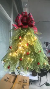 Handgemachte hängende Weihnachtsbaum-Dekoration mit grünem Netzstoff und roten Schleife.