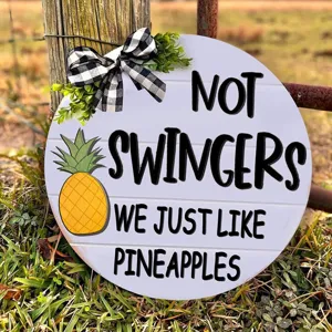 Holz Willkommensschild Detail mit niedlichem Ananas Muster und Text für die gemütliche Heimdekoration.