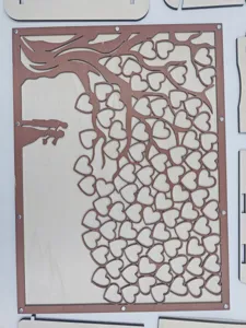 Holz Hochzeit Gästebuch Baum Detail Ansicht, Herz Ausschnitte, rustikale Party Deko.