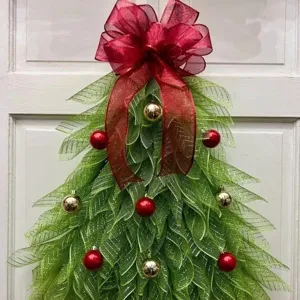 Weihnachtsbaum Kranz fuer Haustuer Haengendekoration mit roter Schleife und Kugeln Hauptansicht