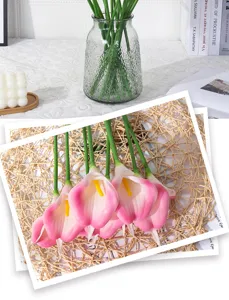 Detail van kunstmatige PU mini calla bloem met roze verloop en groene stengel.