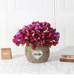 Künstlicher Mini-Rosenblumenstrauß mit geflochtenem Korbtopf für Heimdekor-Detailaufnahme
