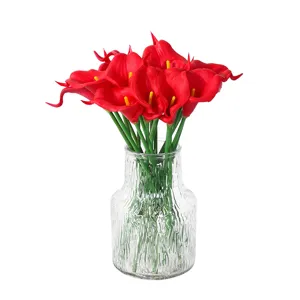 Kunstmatige mini calla lelie bloemenboeket met glazen vaas voor huisdecoratie fotografie.