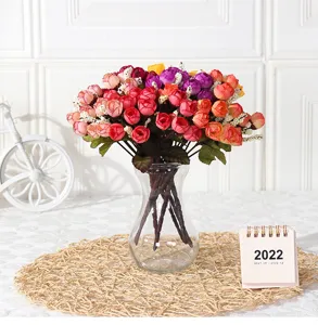 Künstlicher Rosen Blumenstrauß Detailansicht, schöne bunte Kunstblumen Dekoration für Zuhause.