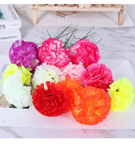 Detailopname van kleurrijke kunstmatige anjerbloemen, perfect voor bloemstukken en decoratie.