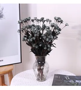 Detailansicht des künstlichen 15-Kopf PE-Schaum Rosenstrauchs im Glasvase für Heimdekoration.