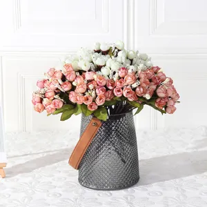 Kunstmatige mini rozen bloemenboeket in grijze glazen vaas voor mooie tafeldecoratie