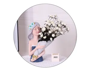 Detailansicht der eleganten Harz-Mädchenskulptur mit künstlichen weißen Rosen, ideal als Dekoration.