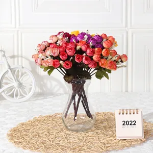 Kunstmatige mini rozen bloemenboeket in glazen vaas voor huisdecoratie en feestdisplay.