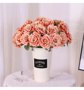 Künstlicher Rosenblumenstrauß mit weißer Metallvase für die Heim- und Tischdekoration