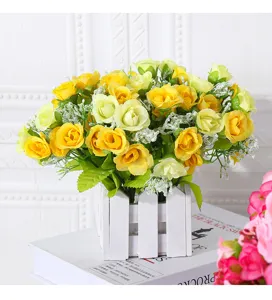 Fleurs de roses jaunes artificialielles en pot de clôture blanche pour la décoration
