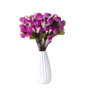 Kunstbloemen boeket met paarse mini rozenknoppen en witte bloemetjes in witte vaas