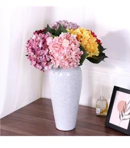 Bouquet de fleurs d'hortensia artificiel avec vase en céramique pour déco de mariage.