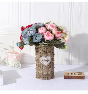 Künstliche Pfingstrosen Seidenblumen Strauß mit geflochtener Vase für Heimhochzeitsparty.