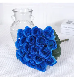 Detailaufnahme eines künstlichen blauen Rosenstrauchs für Fotografie Dekoration Seidenblumen