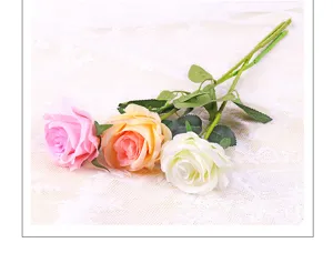 Nahaufnahme künstlicher Rosen Details mit bunten Blütenblättern und grünen Stängeln für Dekoration