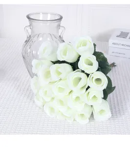 Detailansicht des weißen künstlichen Rosenstrauchs, ideal für Heimdekoration und Fotografie.