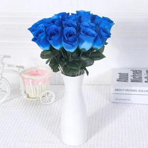 Künstlicher blauer Rosenstrauß mit weißer Vase für Heimdekoration und schöne Fotografie.