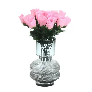 Künstlicher rosa Rosen Blumenstrauß in grauer gerippter Glasvase für Heimdekoration