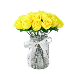 Künstlicher gelber Rosenstrauß in Glasvase mit Schleife, ideal für Heimdekoration und Geschenke.