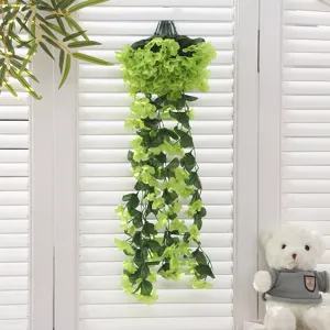 Vue détaillée de plante grimpante artificielle verte suspendue, feuillage réaliste pour mur.