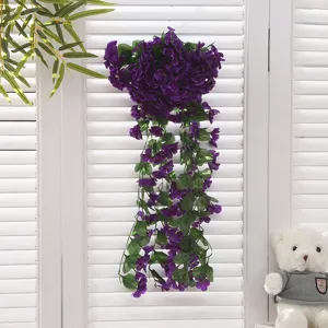 Fausse fleur violette suspendue vigne pour décoration murale balcon et maison détails.