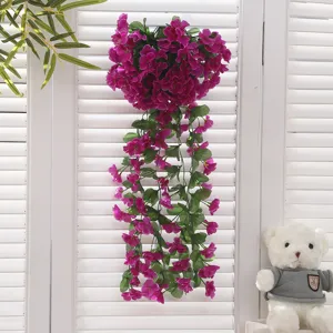 Détail de vigne suspendue de fleurs de violette artificielle, idéal pour la déco murale.