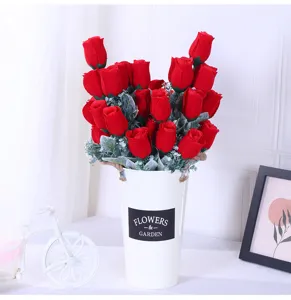 Künstlicher roter Rosenstrauß im weißen Eimer, ideal für Heimdekoration und Hochzeitsdisplay.