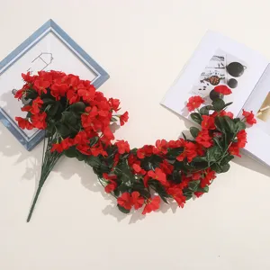 Fausse vigne de fleur rouge pour mur de maison, balcon et décoration de mariage.