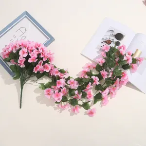 Vue détaillée de la vigne de fleurs artificielles roses, guirlande florale suspendue pour le décor.