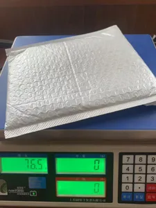 Vista detallada del adorno conmemorativo de ultrasonido de bebé empaquetado en una báscula.