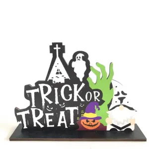 Dettaglio decorazione da scrivania di Halloween in legno con scritta trick or treat e gnomo.