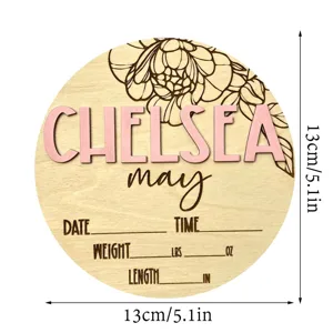 Vista detallada de la placa de nacimiento de madera personalizada con un grabado floral delicado.