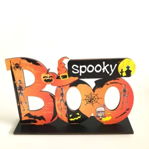 Decorazione di Halloween in legno dettaglio, scritta Boo con zucche e scheletri decorativi.