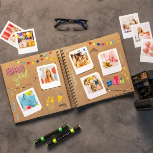 Vue détaillée de l'album photo scrapbooking en papier kraft DIY avec des photos et décorations.