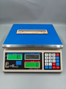 Vista dettagliata righello in legno, cancelleria per studenti vuota, esposizione regalo.