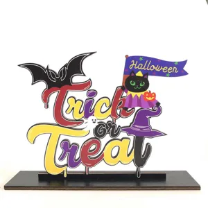 Decorazione da tavolo di Halloween in legno con gatto nero e scritta festiva.