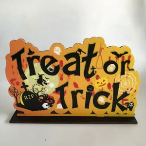 Segno di decorazione per tavolo in legno di Halloween con zucca e fantasma per festa.