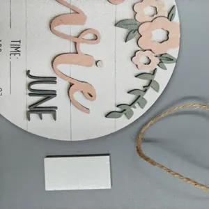 Senal de estadistica de nacimiento de recien nacido de madera con patron floral.