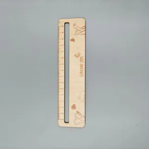 Primo piano del righello in legno, scala 15cm, incisione laser di animali e design naturale.